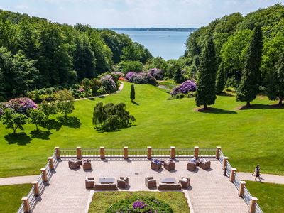 Hotel Vejlefjord Udsigt Over Park Og Terrasse